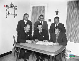 001 - Six hommes