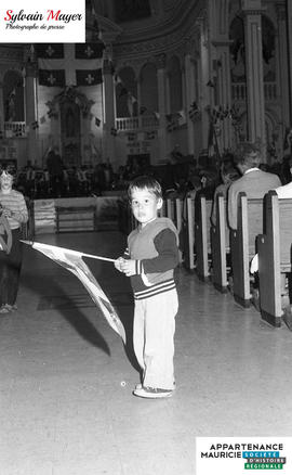 Garçon à l'église festive