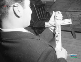 004 - Jeune tenant un crucifix