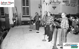 Hommes faisant de la musique
