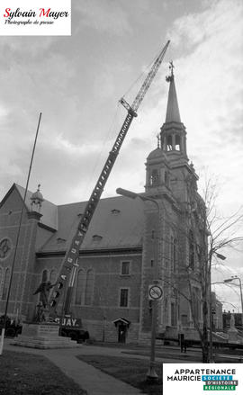 Grue près d'une église