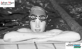 Fille dans la piscine