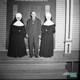 008 - Homme et deux religieuses