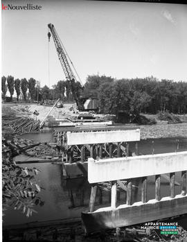 002 - Machinerie et pont en construction