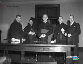 008 - Groupe de prêtres et homme