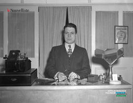 003 - Homme à son bureau