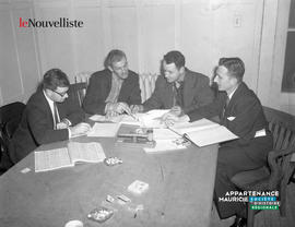 001 - Groupe d'hommes assis