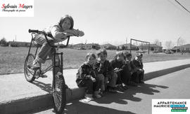 Enfants assis sur le trottoir