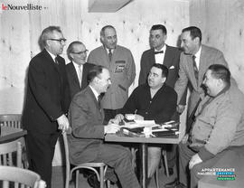001 - Groupe d'hommes
