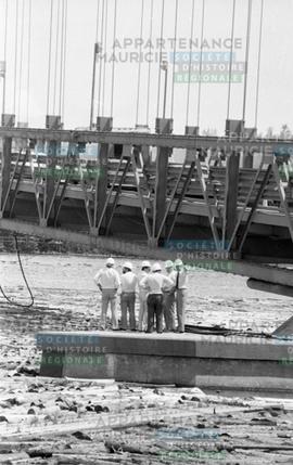 Personnes sur la structure