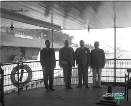 001 - Groupe d'hommes