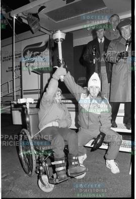 Enfant tenant la flamme olympique