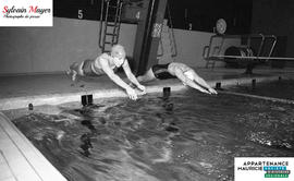 Personnes plongeant dans la piscine