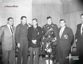 001 - Groupe d'hommes
