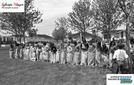 Jeunes jouant dehors