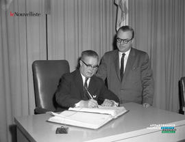 002 - Signature d'un livre