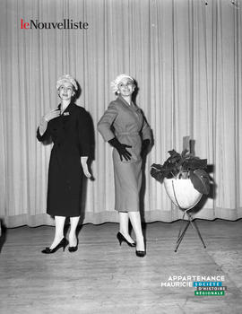 004 - Deux femmes mode