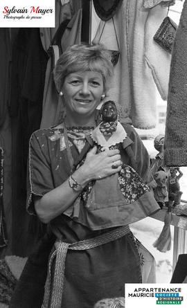 Femme avec une poupée