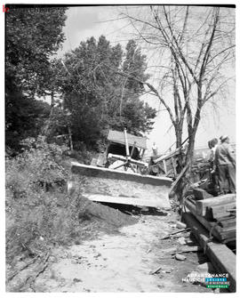 001 - Transport d'un bulldozer sur l'île