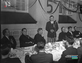 002 - Hommes à une table