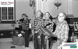 Hommes faisant de la musique