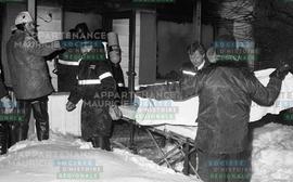 Secours préparant la civière