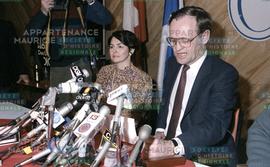Jean Chrétien lit un discours