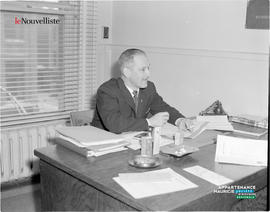 002 - Homme dans son bureau