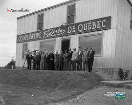 001 - Hommes devant une bâtisse
