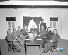 004 - Hommes à une table
