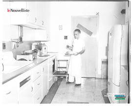 011 - Homme dans une cuisine