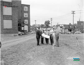 003 - Groupe d'hommes et plans