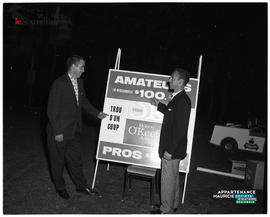 001 - Deux hommes devant une pancarte