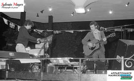 Deux musiciens en représentation