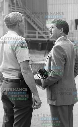 Discussions entre deux hommes