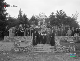 005 - Groupe de personnes devant un calvaire