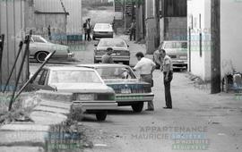 Policiers dans la ruelle
