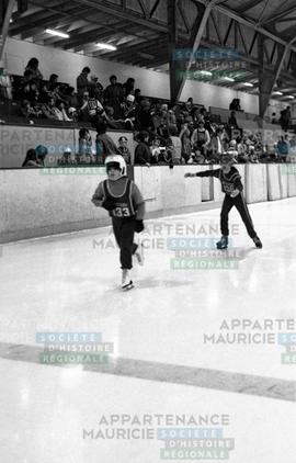 Deux jeunes patineurs