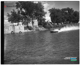 012 - Bateau sur l'eau