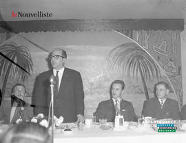 001 - Hommes à table