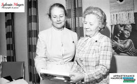 Femmes regardant une plaque