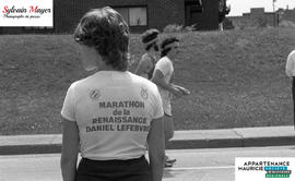 Personne regardant les coureurs