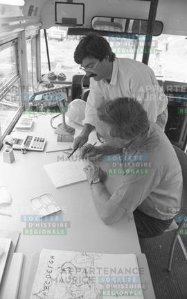 Deux hommes à un bureau