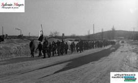 Personnes marchant dans la rue