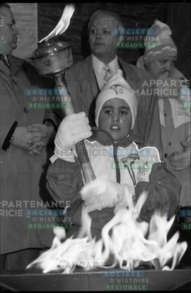 Enfant avec la flamme olympique
