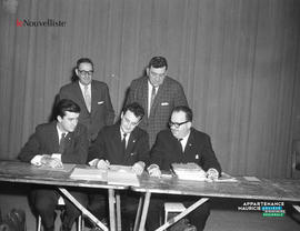 001 - Groupe d'hommes
