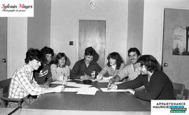 Personnes autour d'une table