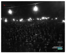 006 - Foule dans une tente
