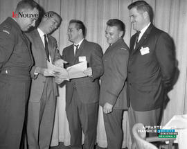 001 - Groupe d'hommes