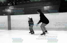 Enfant et adulte patinent